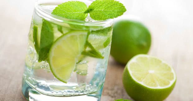 7 Benefícios da Água com Limão para a saúde